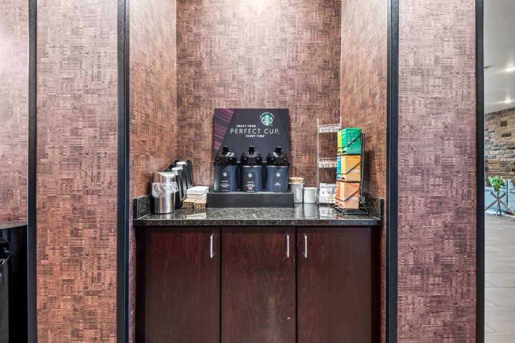 Kuchyň nebo kuchyňský kout v ubytování Cobblestone Hotel & Suites - Cullman