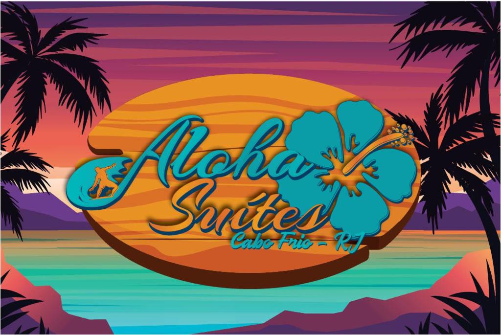 een bord voor aloha surf cafe op een strand met palmbomen bij Aloha Suites in Cabo Frio