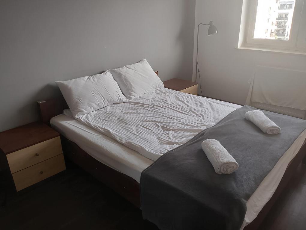 a bed with two towels on top of it at Apartament Rodzinny in Bydgoszcz