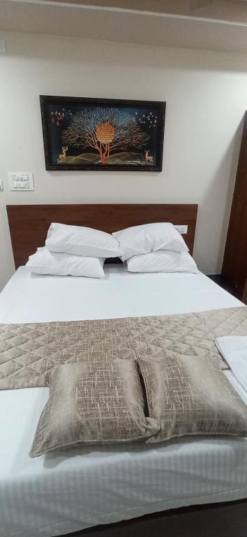 Postel nebo postele na pokoji v ubytování Kuber Residency