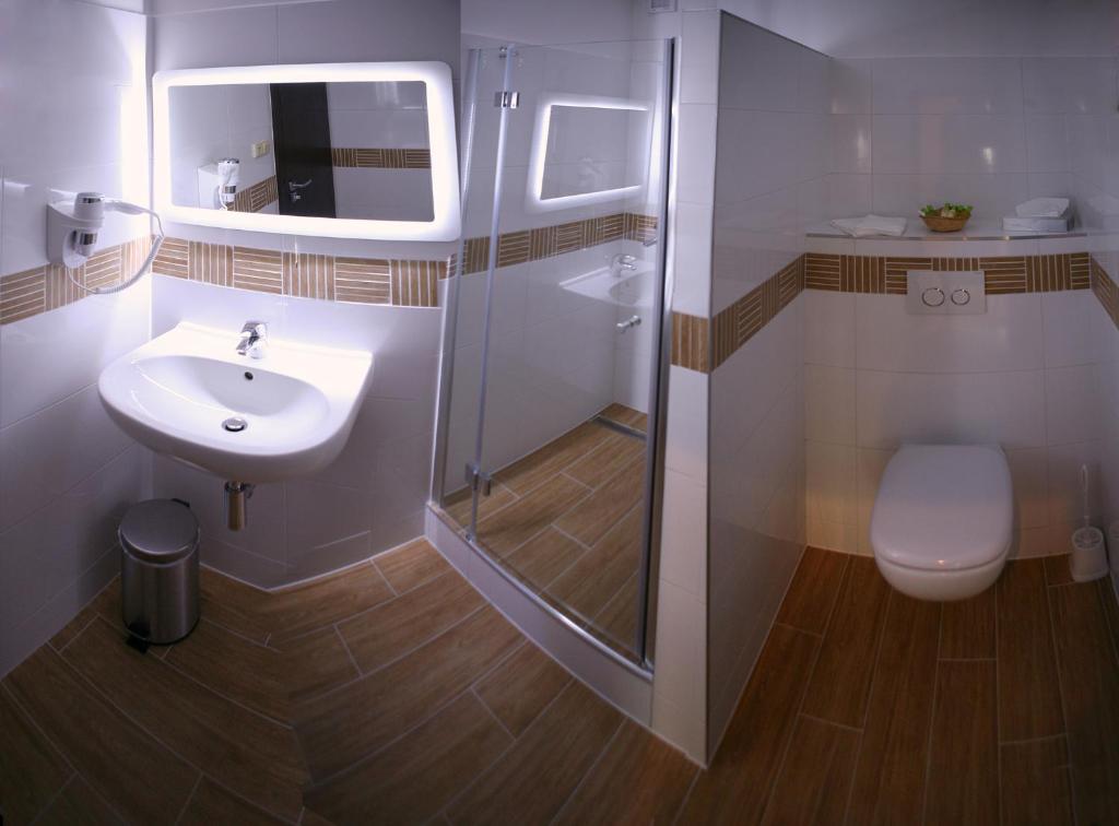 Hotel & Restaurant Pod Kaštany - Chambre Double De Luxe Avec Lit Supplémentaire