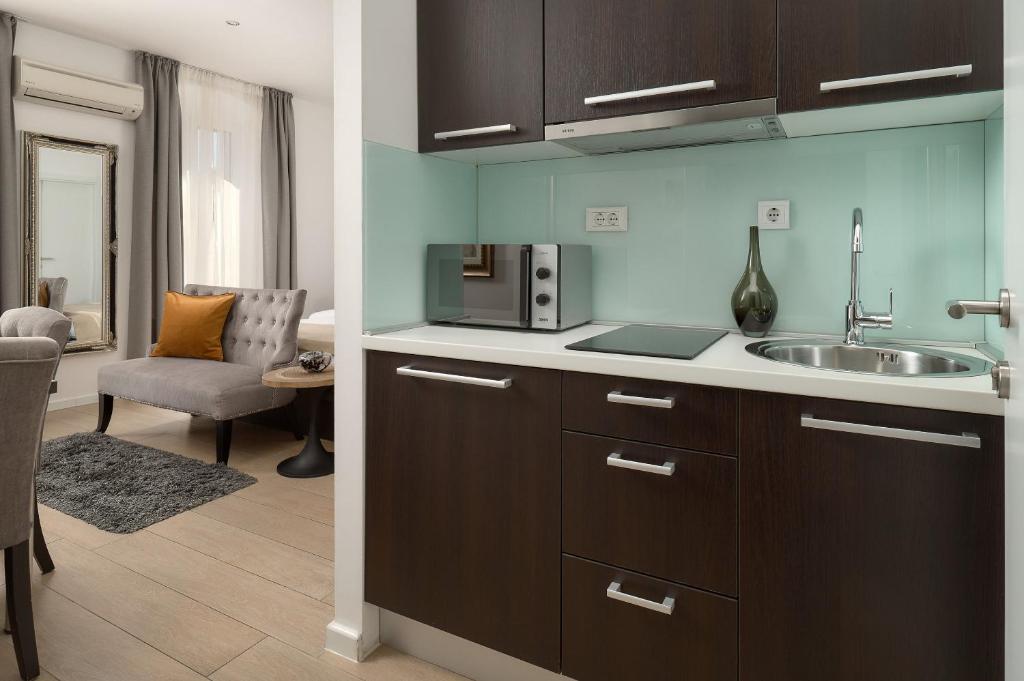 Kuchyň nebo kuchyňský kout v ubytování Apartments Studios 81