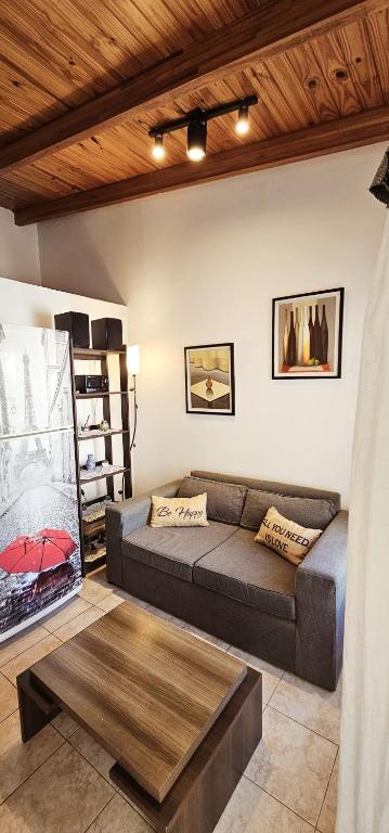 a living room with a couch and a table at LitStay Monoambiente in Córdoba