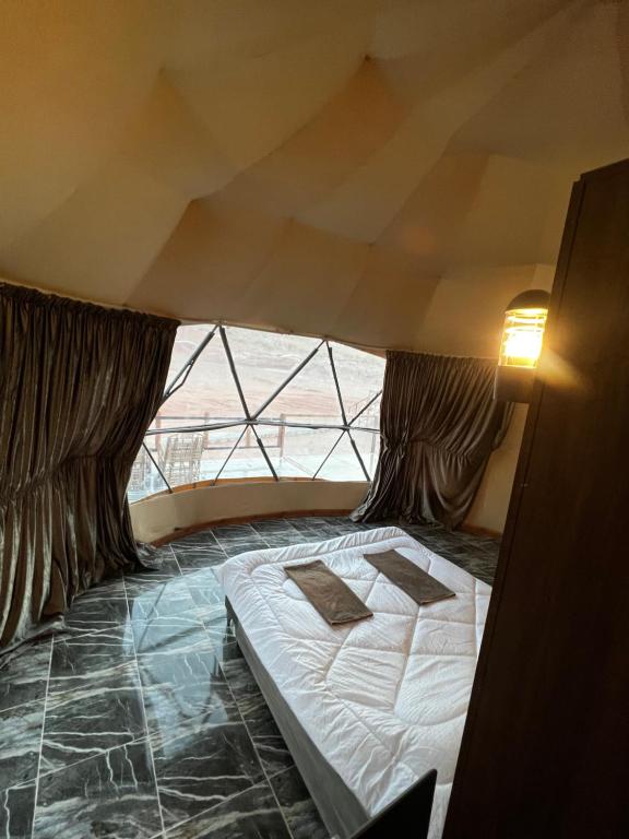 Postel nebo postele na pokoji v ubytování desert wadi rum camp