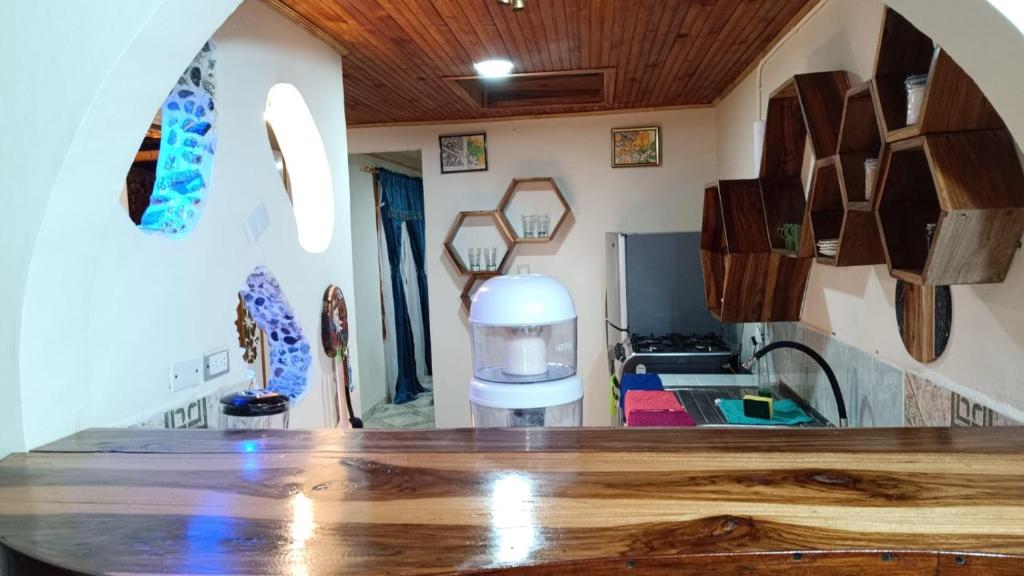 a living room with a wooden table in a room at susurros del río in Pijao