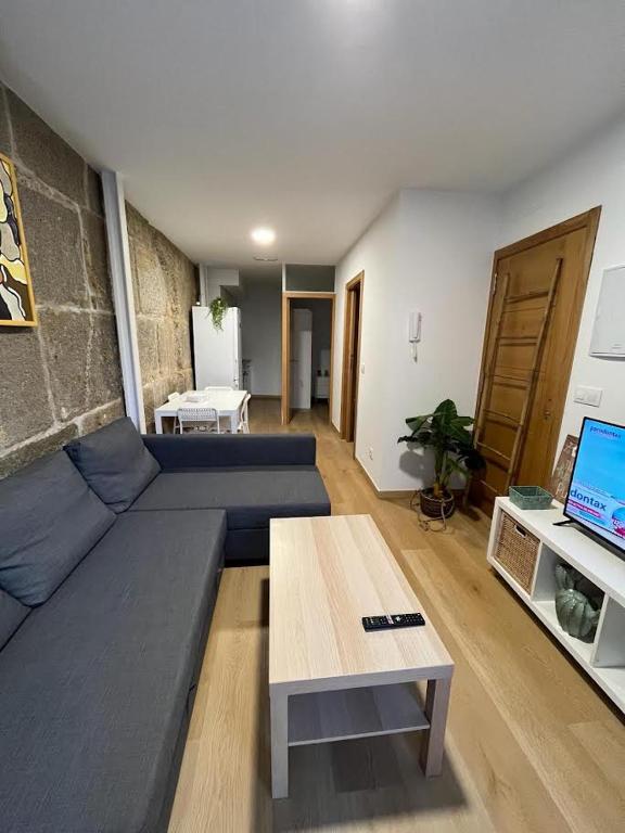 sala de estar con sofá y mesa de centro en Apartamento Baixo da Barbeira, en Cangas de Morrazo