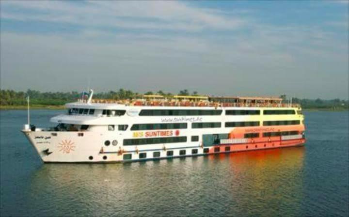 un grand navire de croisière assis dans l'eau dans l'établissement Premium Nile Cruise Luxor To Aswan 4Nights started from luxor 3 Nights started from Aswan, à Louxor