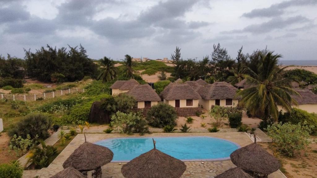 Bazén v ubytování Mambrui Golden Beach Bar and Cottages nebo v jeho okolí