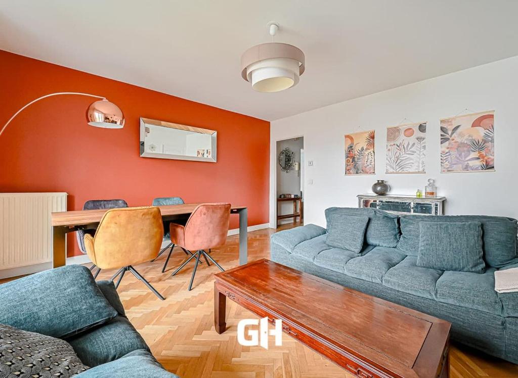 a living room with a couch and a table at Le Zen - 5 pers- 3 Chambres - Orly & Paris in Fresnes