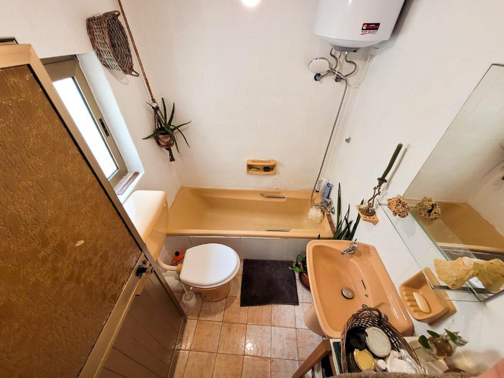 Salle de bains dans l'établissement Private Double Room in a Cute Townhouse in Maltese Village Close To St Peters Pool