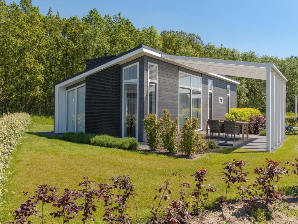 een modulair huis met een tuin bij Modern chalet at the forest edge on nice resort, not far from the beach in Wemeldinge