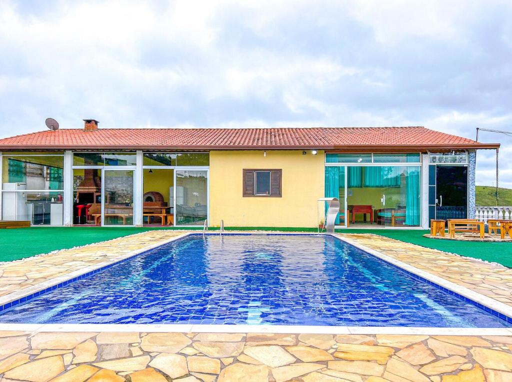 een huis met een zwembad voor een huis bij Chácara com lazer completo e piscina em Igaratá - SP in Igaratá