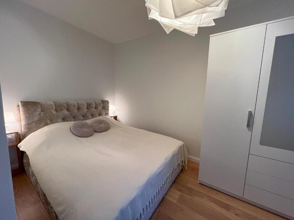 1 dormitorio con 1 cama con 2 almohadas en Spacious Apartment in Kadriorg, Tallinn City Centre en Tallin