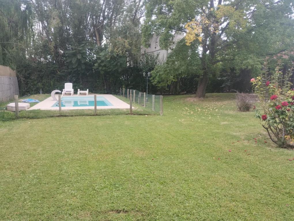 查克拉斯德科里亞的住宿－HERMOSA CASA en CHACRAS DE CORIA，一座带草地庭院的游泳池