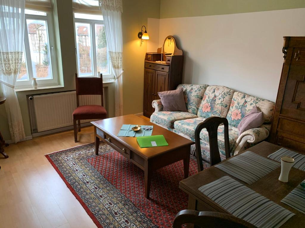 een woonkamer met een bank en een tafel bij Drei Linden Jasper in Wolfenbüttel