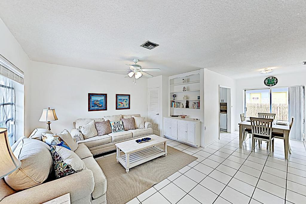 un soggiorno con divano e tavolo di Bambi Apartments III a Pompano Beach