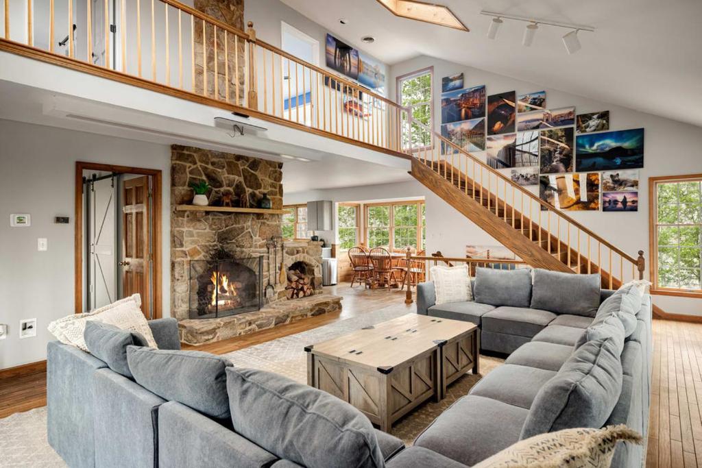Gallery image of Hot Tub, Screened Porch, Grill, WiFi - Huge Cabin! in Berkeley Springs