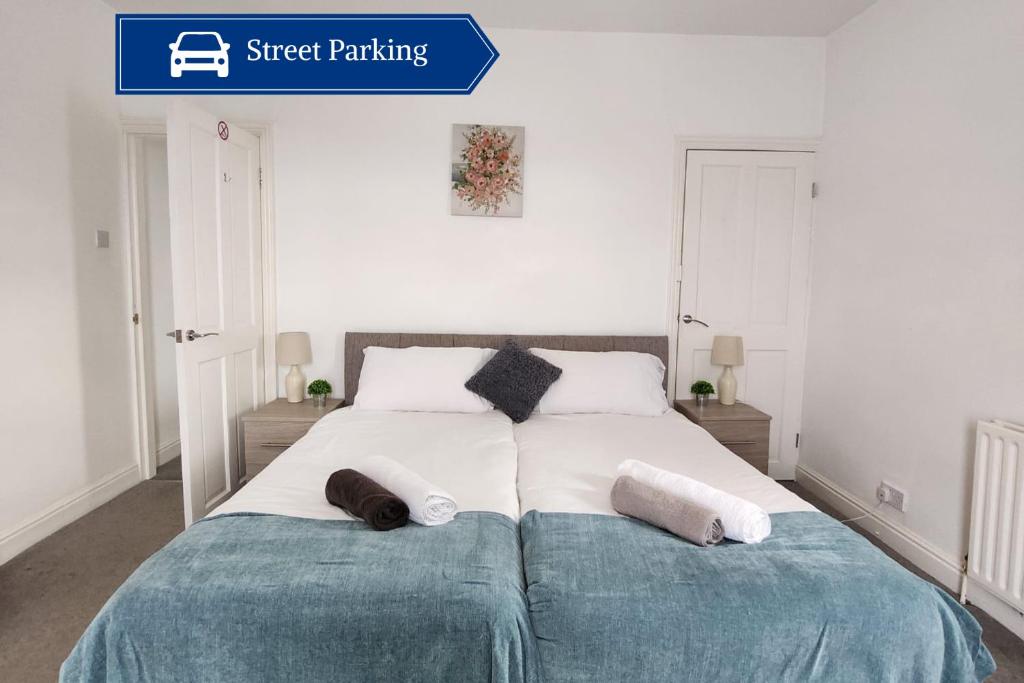 a bedroom with a bed with two pillows on it at Modish 1Bed Apartment with Free Street Parking in Frodingham