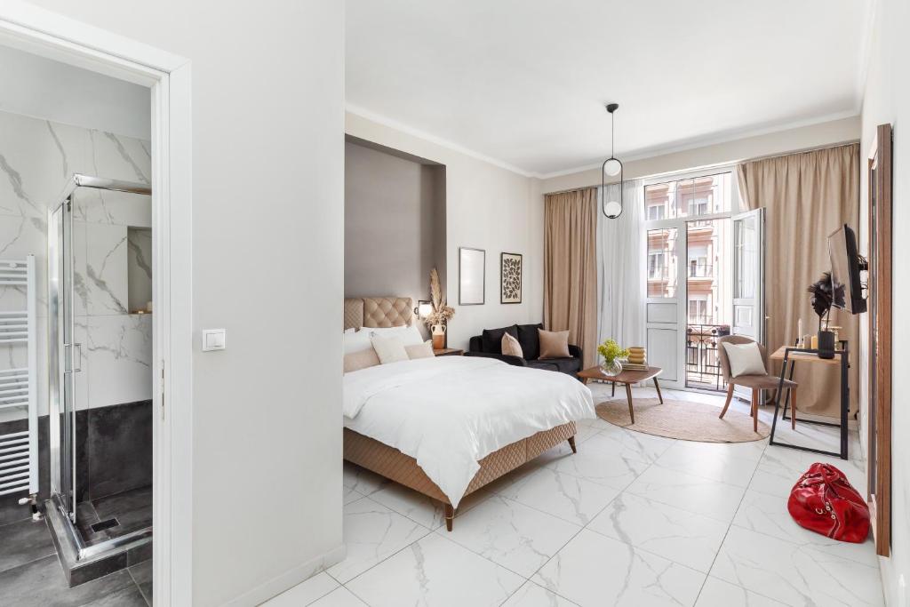 Black Onyx Comfort Suites - Elegant Stay in the City Center
