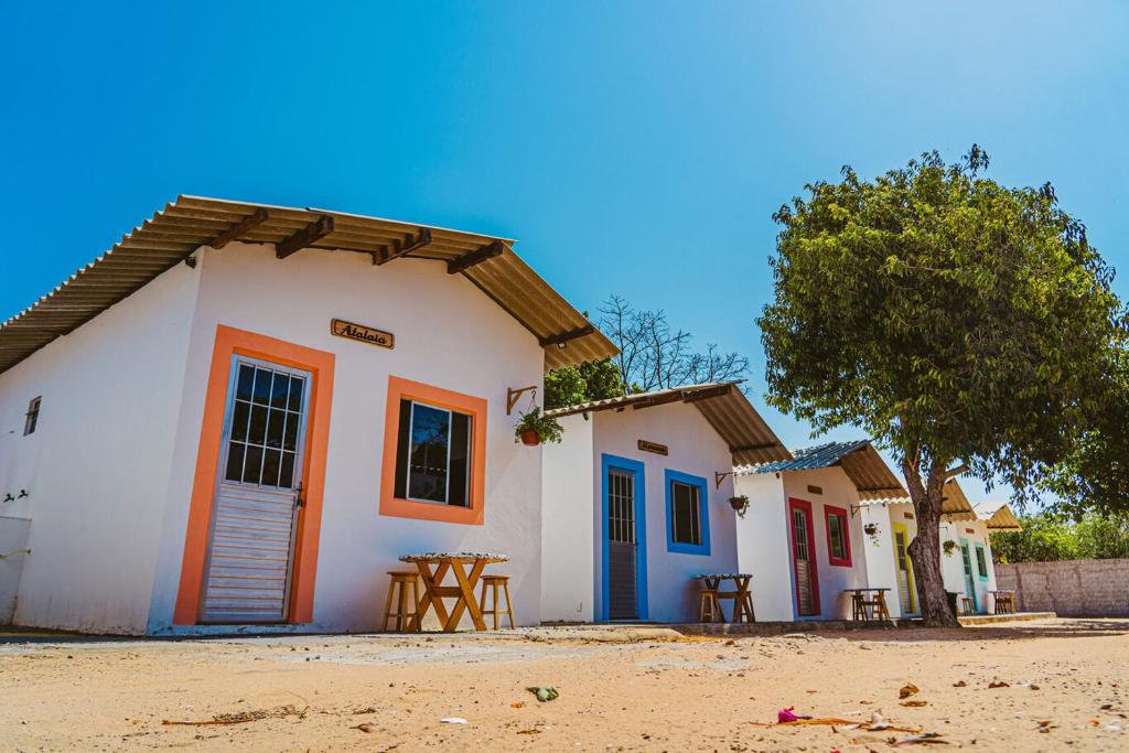 una fila de casas con puertas coloridas en una calle en Chale c otima localizacao e Wi-Fi em Parnaiba PI, en Parnaíba