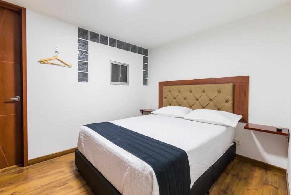 ein Schlafzimmer mit einem Bett in einem Zimmer in der Unterkunft Hotel Casa Botero 204 in Bogotá