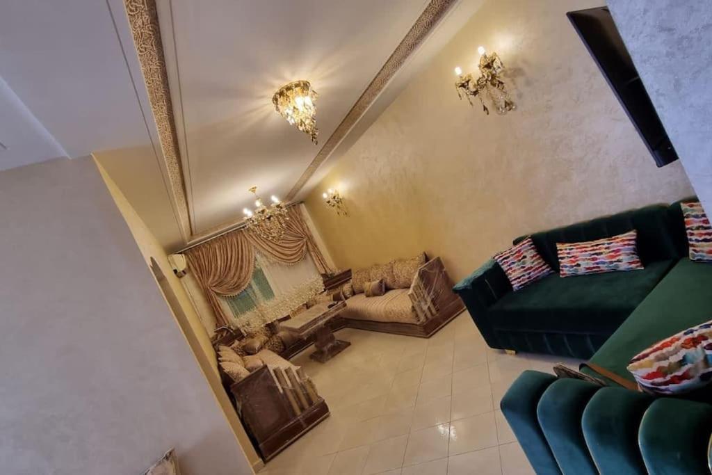 - un salon avec un canapé et une chaise dans l'établissement Dar Darkoum, à Fès