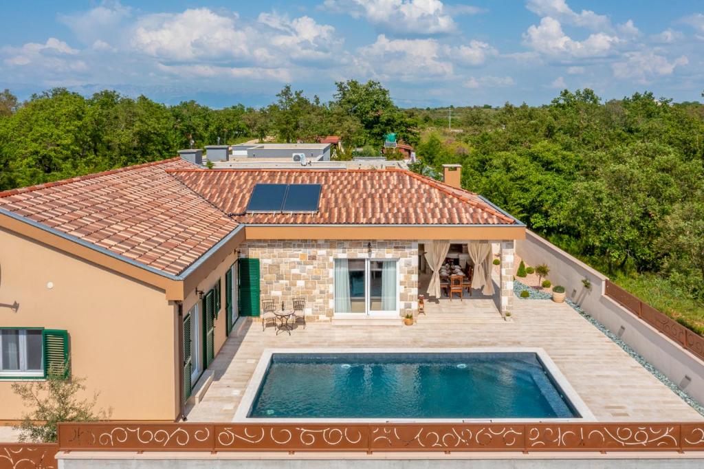 eine Luftaufnahme eines Hauses mit Swimmingpool in der Unterkunft Villa Jakov in Murvica