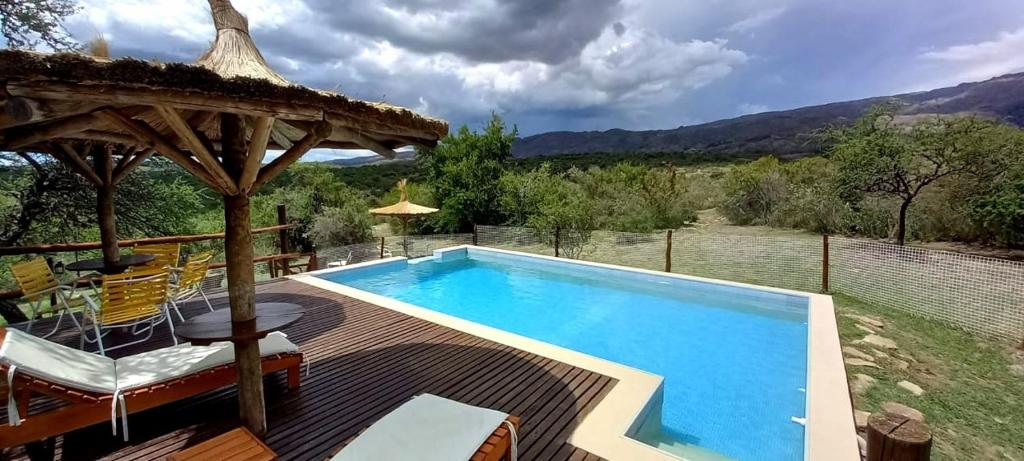 una piscina con cenador en una terraza en Al Encuentro Casas de Montaña en Nono
