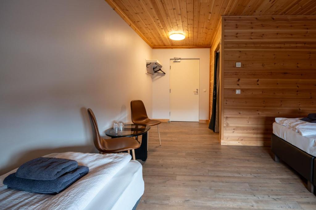 Rúm í herbergi á Gladheimar Guesthouse