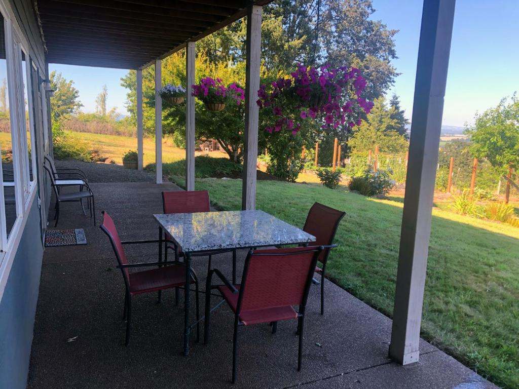 Zahrada ubytování 2 Bedroom Suite: Views, Private Entrance, EVchgr