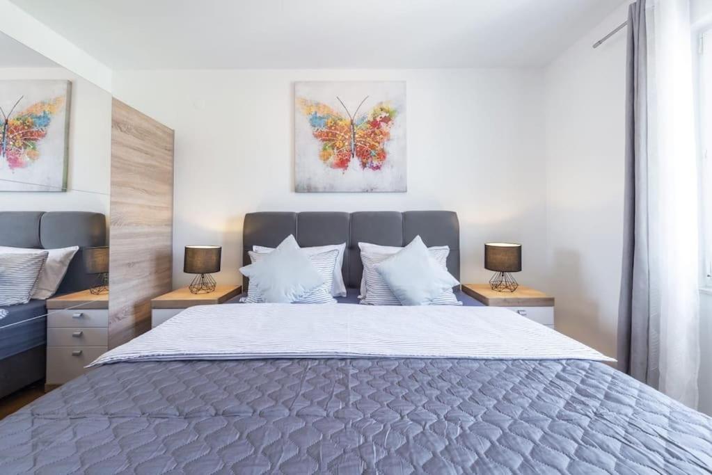 Postel nebo postele na pokoji v ubytování GoldenSky New Apartment