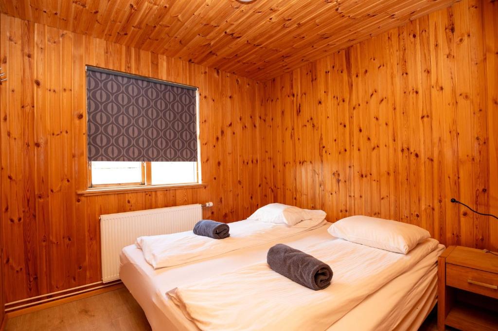 Postel nebo postele na pokoji v ubytování Gladheimar Cottages