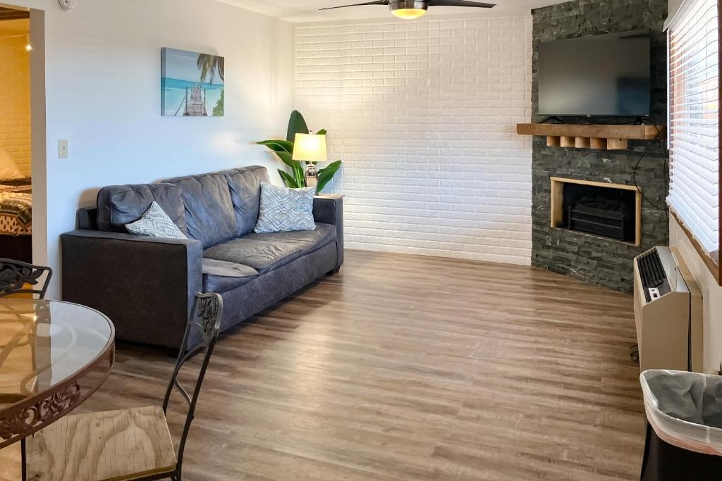 ein Wohnzimmer mit einem Sofa und einem Kamin in der Unterkunft Harper Valley 01 in Kimberling City