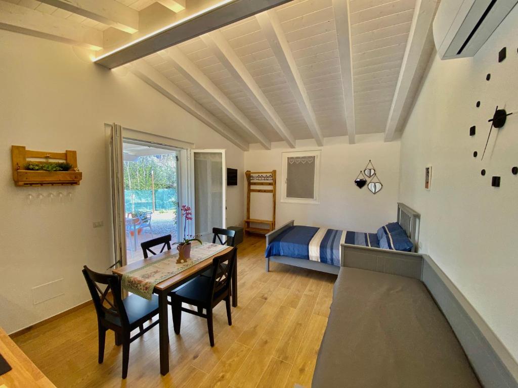 Cette chambre comprend un lit, une table et des chaises. dans l'établissement Il Casaletto - Guest House, à Terni