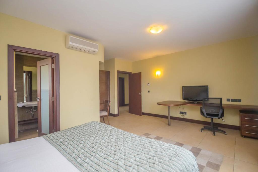 TV a/nebo společenská místnost v ubytování Taarifa Suites by Dunhill Serviced Apartments