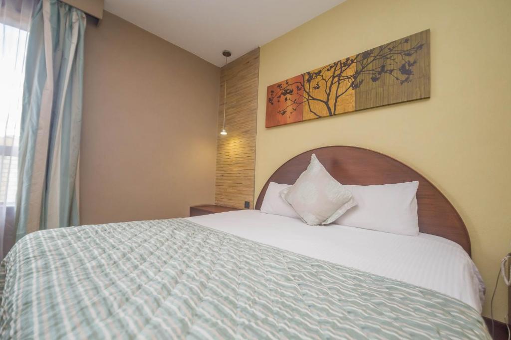 Postel nebo postele na pokoji v ubytování Taarifa Suites by Dunhill Serviced Apartments
