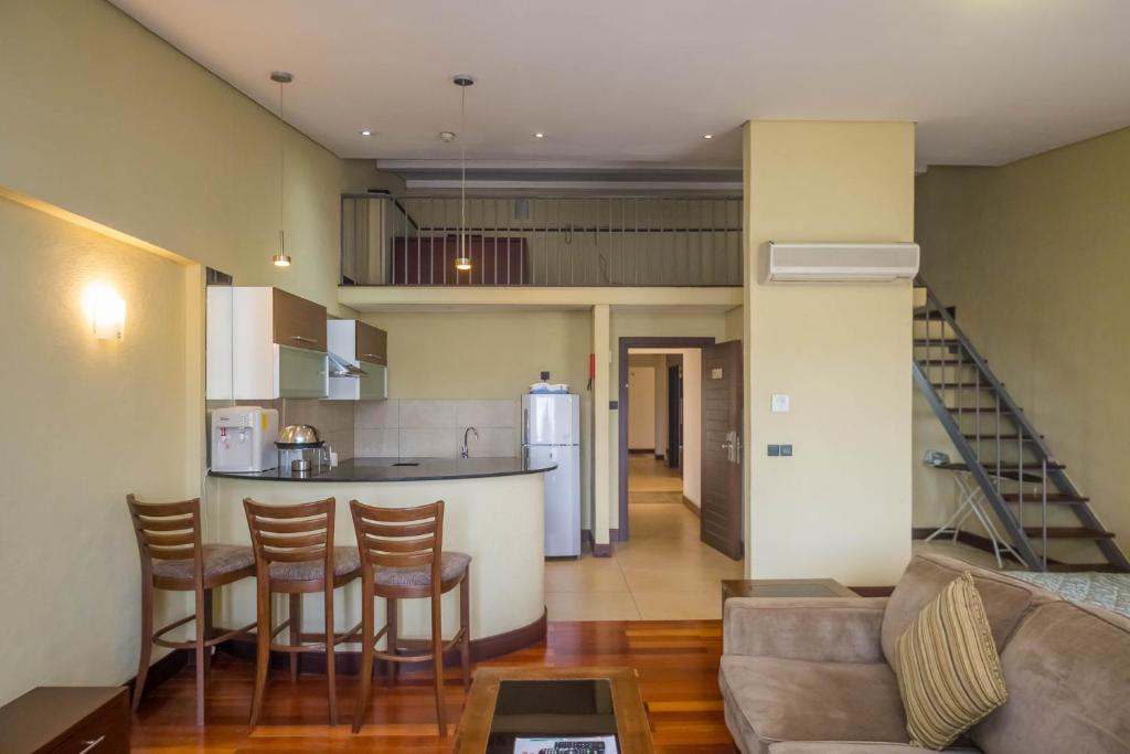 Kuchyň nebo kuchyňský kout v ubytování Taarifa Suites by Dunhill Serviced Apartments