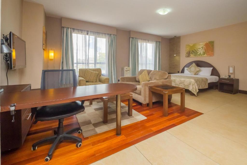 TV a/nebo společenská místnost v ubytování Taarifa Suites by Dunhill Serviced Apartments