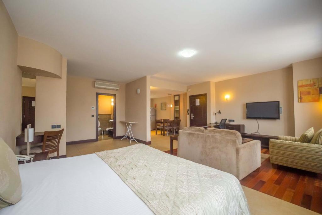 TV a/nebo společenská místnost v ubytování Taarifa Suites by Dunhill Serviced Apartments