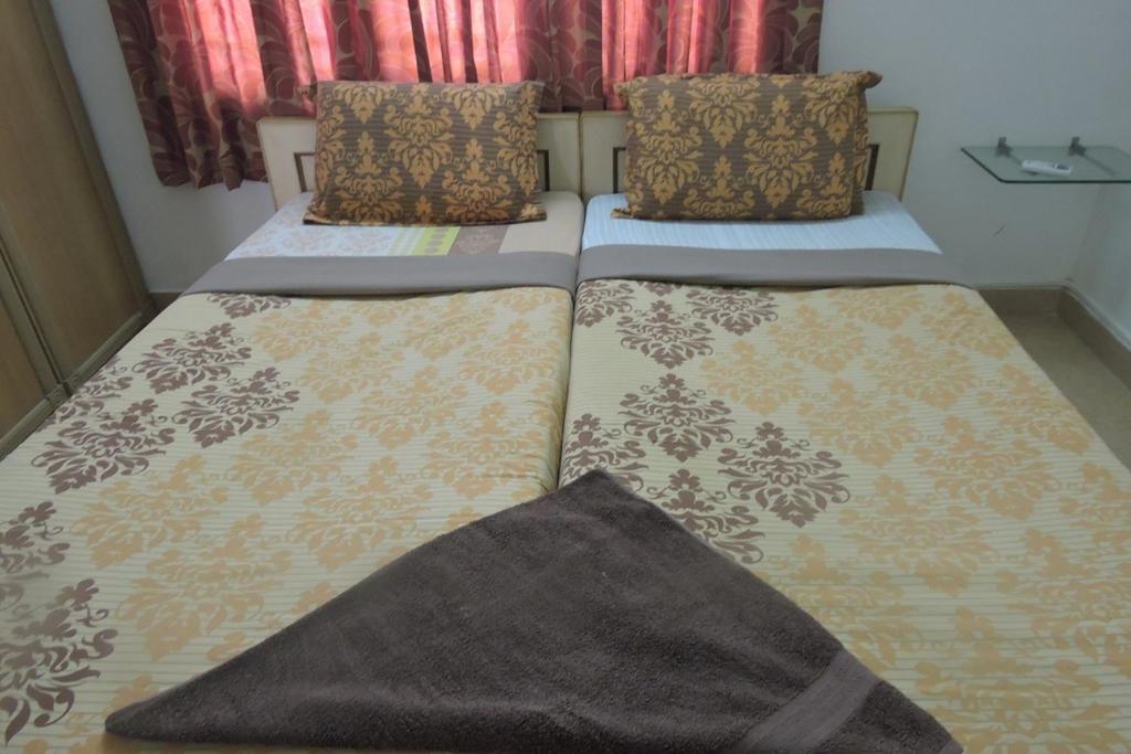 Postel nebo postele na pokoji v ubytování Roshini Serviced Apartments