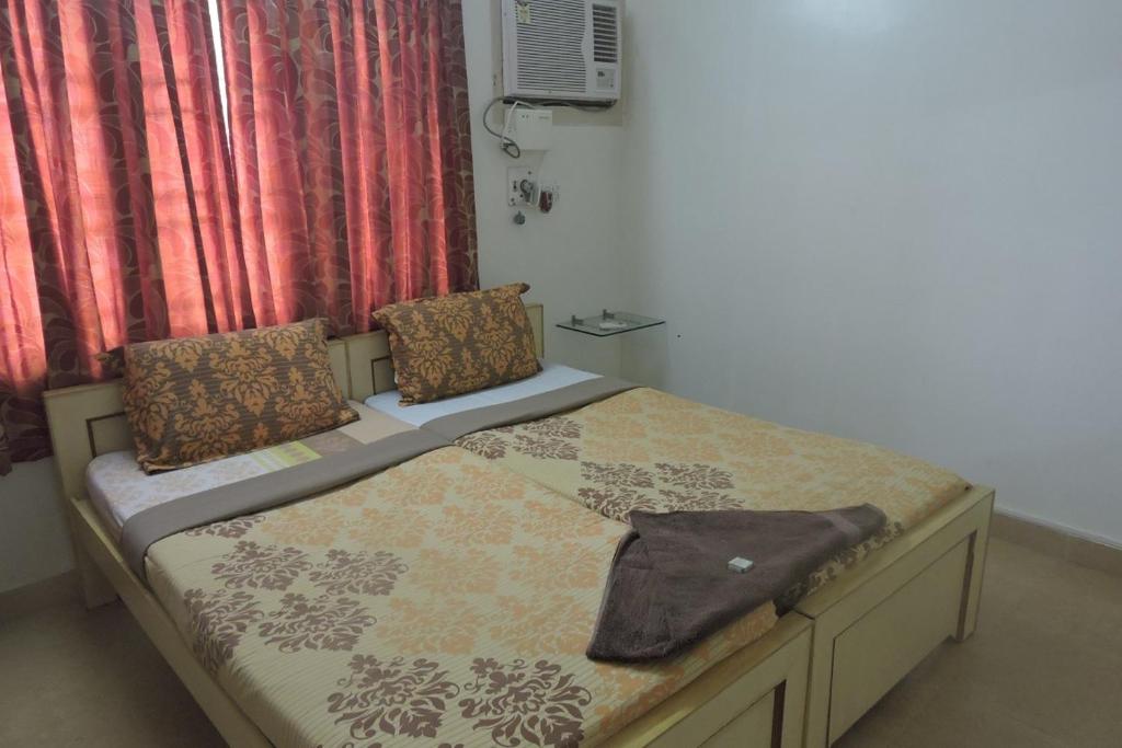 Postel nebo postele na pokoji v ubytování Roshini Serviced Apartments