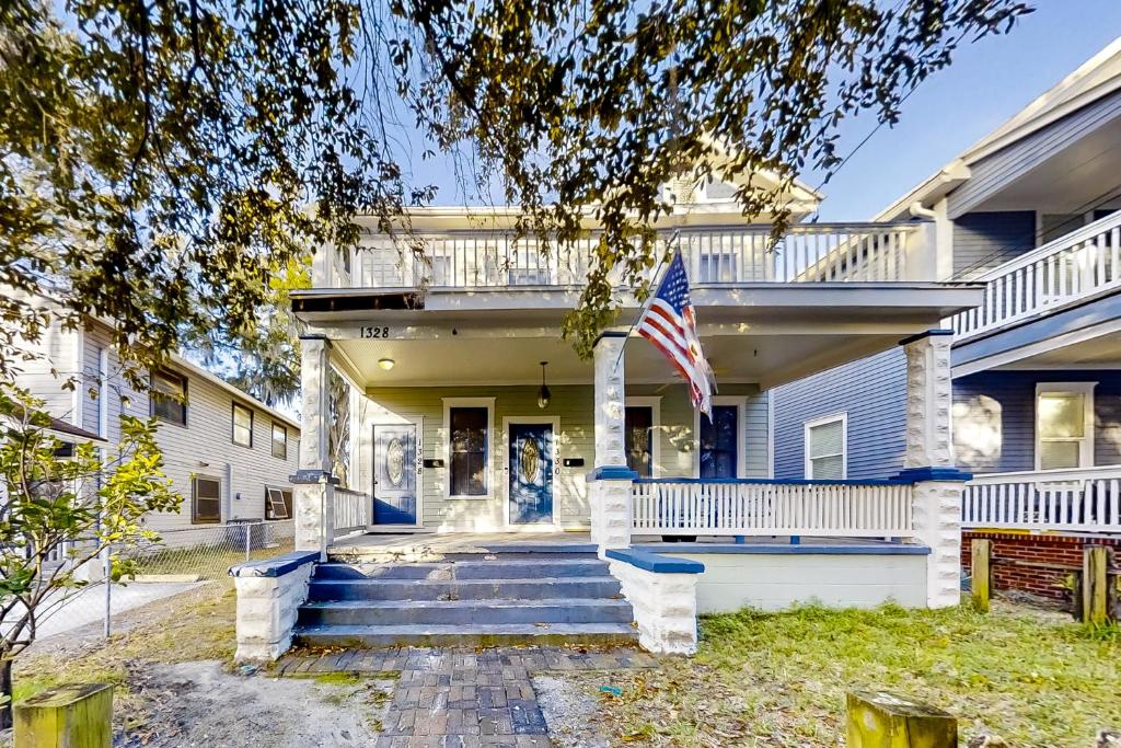uma casa com uma bandeira na frente dela em Heart of Paradise em Jacksonville