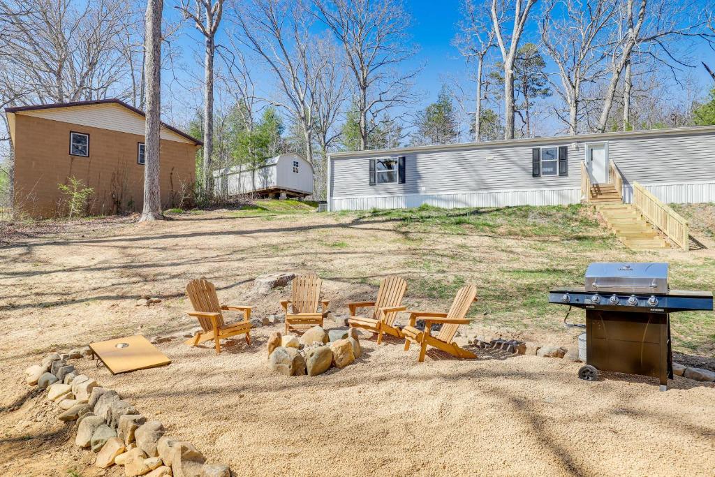 een achtertuin met een tafeltennistafel en stoelen in het zand bij Pet-Friendly Home about 5 Mi to Blue Ridge Parkway! in Asheville