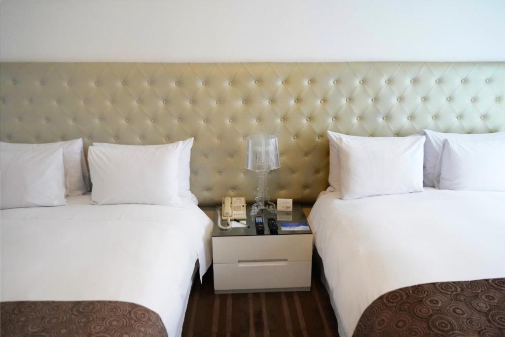 Kama o mga kama sa kuwarto sa NM Lima Hotel