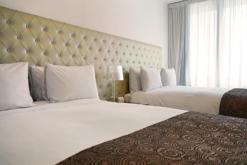 Kama o mga kama sa kuwarto sa NM Lima Hotel