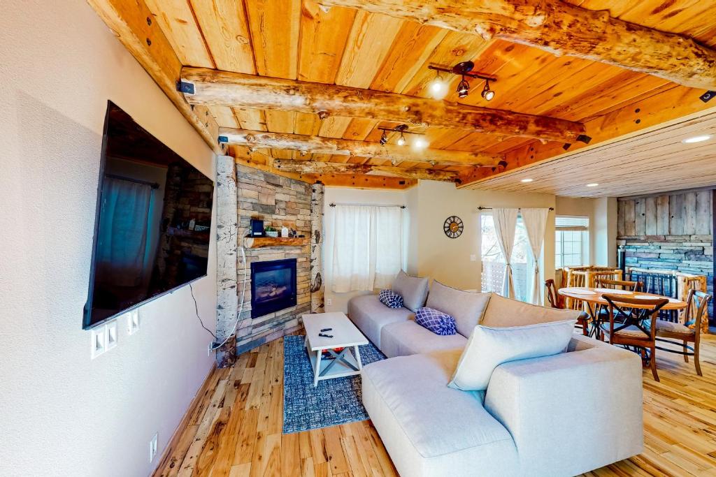 salon z kanapą i telewizorem w obiekcie Ponderosa Pine Place w mieście Flagstaff
