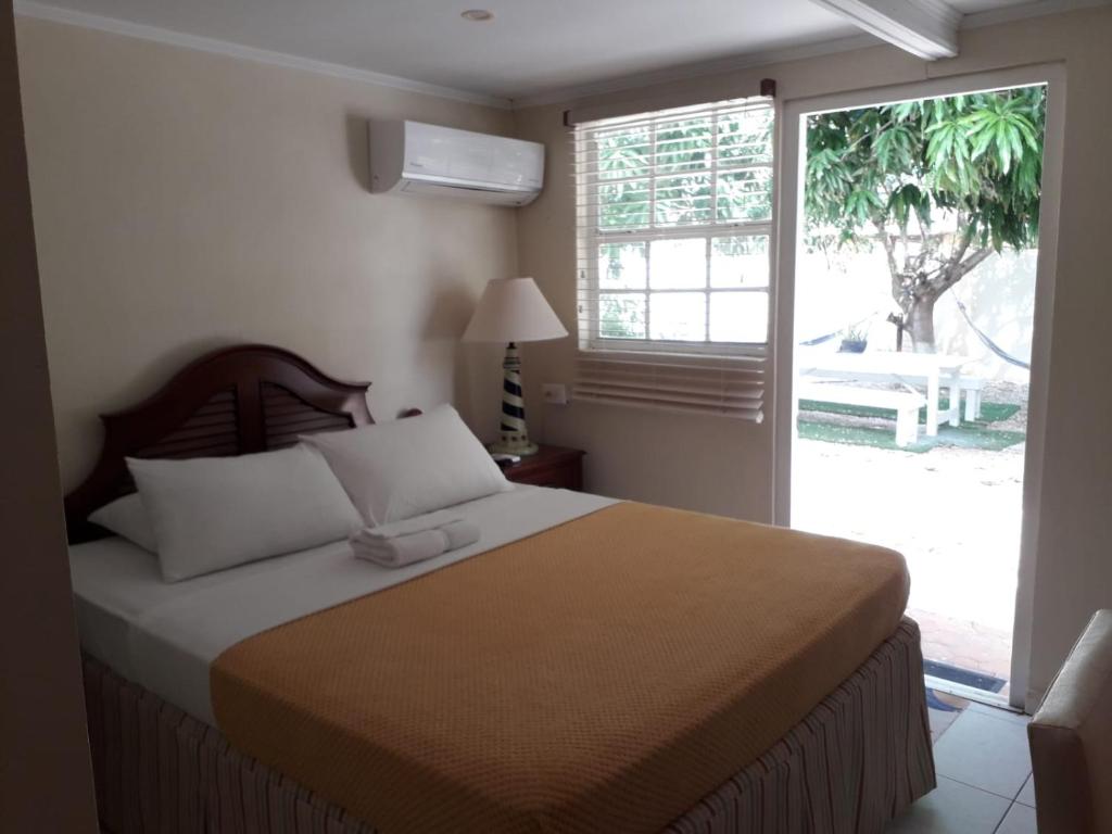 諾德的住宿－Maria Mulata Apartments，一间卧室设有一张床和一个大窗户