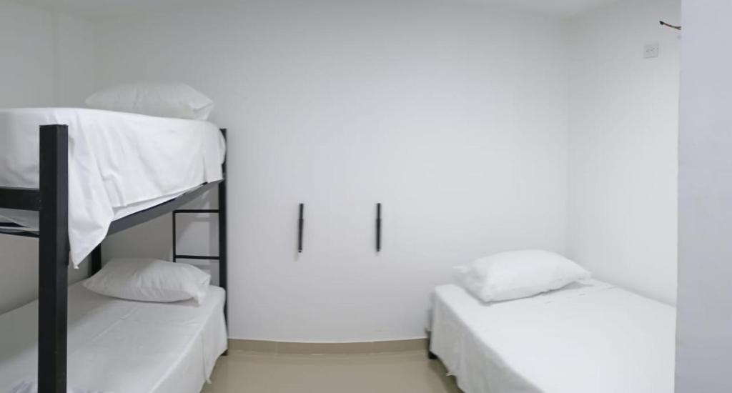 Divstāvu gulta vai divstāvu gultas numurā naktsmītnē HOTEL DI MAR