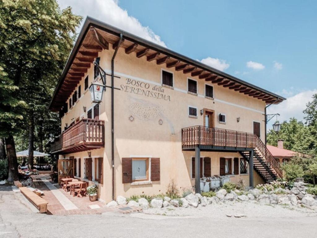 duży budynek ze schodami przed nim w obiekcie Locanda Al Cacciatore w mieście Nervesa della Battaglia