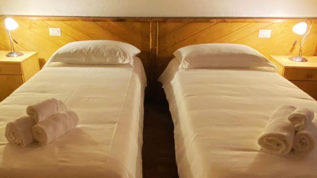 A bed or beds in a room at Locanda Al Cacciatore